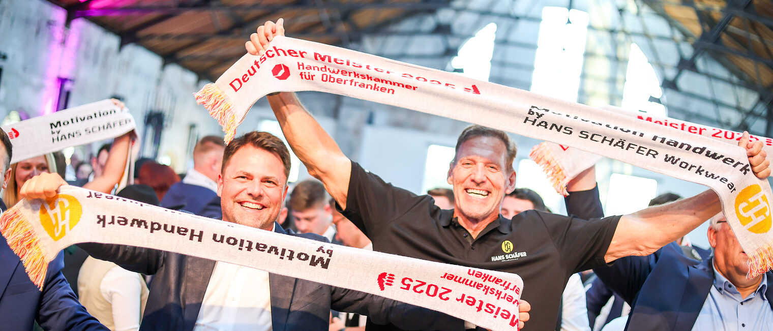 Ralf Moeller und Andreas Grewe jubeln mit den Meisterinnen und Meistern und Meisterschals.