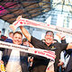 Ralf Moeller und Andreas Grewe jubeln mit den Meisterinnen und Meistern und Meisterschals.