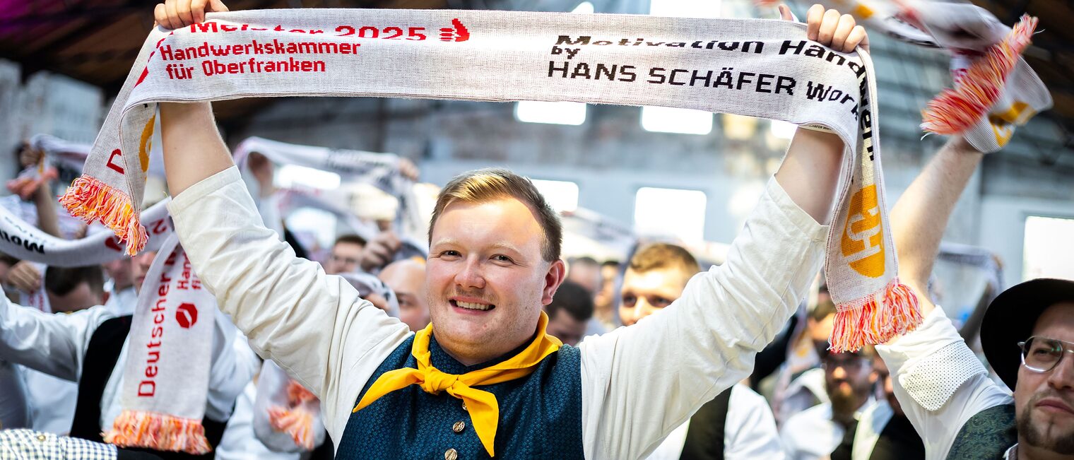 Luke Hehn jubelt mit seinem Meisterschal und anderen Meistern.