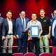 Maurer- und Betonbauermeister Philipp Häfner präsentiert seine Bestenurkunde mit Matthias Graßmann, Andreas Grewe, Martin Schöffel, Ralf Moeller und Reinhard Bauer.