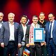 Installateur- und Heizungsbauermeister Jonas Wirth präsentiert seine Bestenurkunde mit Reinhard Bauer, Matthias Graßmann, Andreas Grewe, Ralf Moeller und Andeas Schöffel
