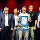 Raumaustattermeister David Kneier präsentiert seine Bestenurkunde mit Martin Schöffel, Matthias Graßmann, Andreas Grewe, Ralf Moeller und Reinhard Bauer