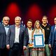 Kosmetikermeisterin Christina Schug präsentiert seine Bestenurkunde mit Martin Schöffel, Matthias Graßmann, Andreas Grewe, Ralf Moeller und Reinhard Bauer