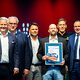 Gerüstbauermeister Sven Jörges präsentiert seine Bestenurkunde mit Matthias Graßmann, Reinhard Bauer, Andreas Grewe, Ralf Moeller und Martin Schöffel