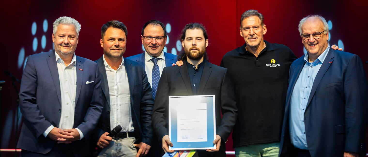 Elektrotechnikermeister Bernhard Rößner präsentiert seine Urkunde mit Matthias Graßmann, Andreas Grewe, Martin Schöffel, Ralf Moeller, Reinhard Bauer.