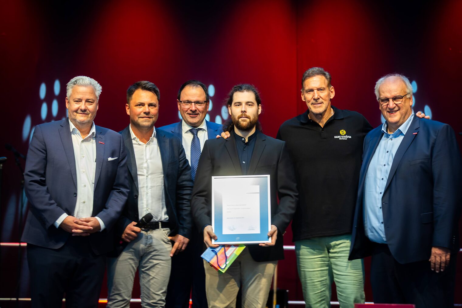 Elektrotechnikermeister Bernhard Rößner präsentiert seine Urkunde mit Matthias Graßmann, Andreas Grewe, Martin Schöffel, Ralf Moeller, Reinhard Bauer.