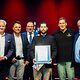 Elektrotechnikermeister Bernhard Rößner präsentiert seine Urkunde mit Matthias Graßmann, Andreas Grewe, Martin Schöffel, Ralf Moeller, Reinhard Bauer.