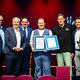 Bäcker- und Konditormeister Luke Hehn präsentiert seine zwei Bestenurkunden mit Reinhard Bauer, Matthias Graßmann, Martin Schöffel, Ralf Moeller und Andreas Grewe