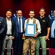 Steinmetzmeister Lukas Mutschler präsentiert seine Bestenurkunde mit Matthias Graßmann, Andreas Grewe, Martin Schöffel, Ralf Moeller und Reinhard Bauer
