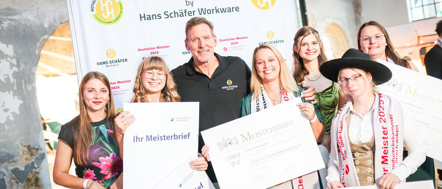 Gruppenbild der Meisterinnen mit Ralf Möller