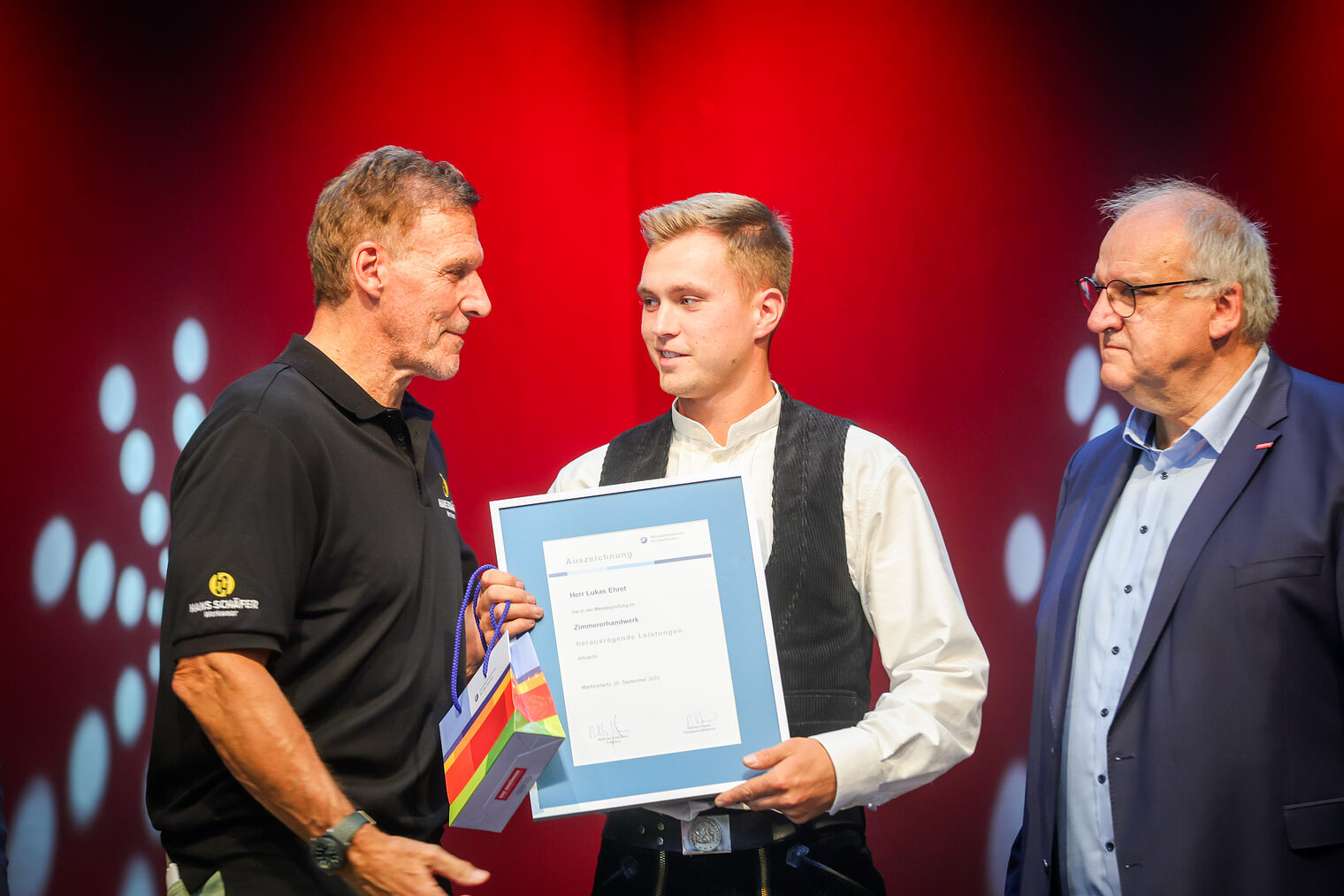 Lukas Ehret nimmt seine Urkunde von Ralf Moeller in Empfang.