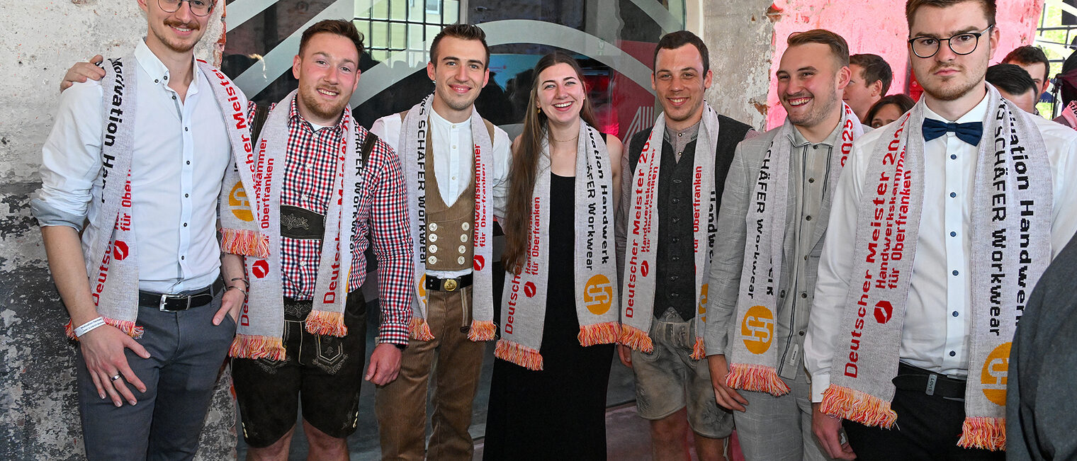 Eine Gruppe von Meistern und Freunden posiert für ein Gruppenbild.