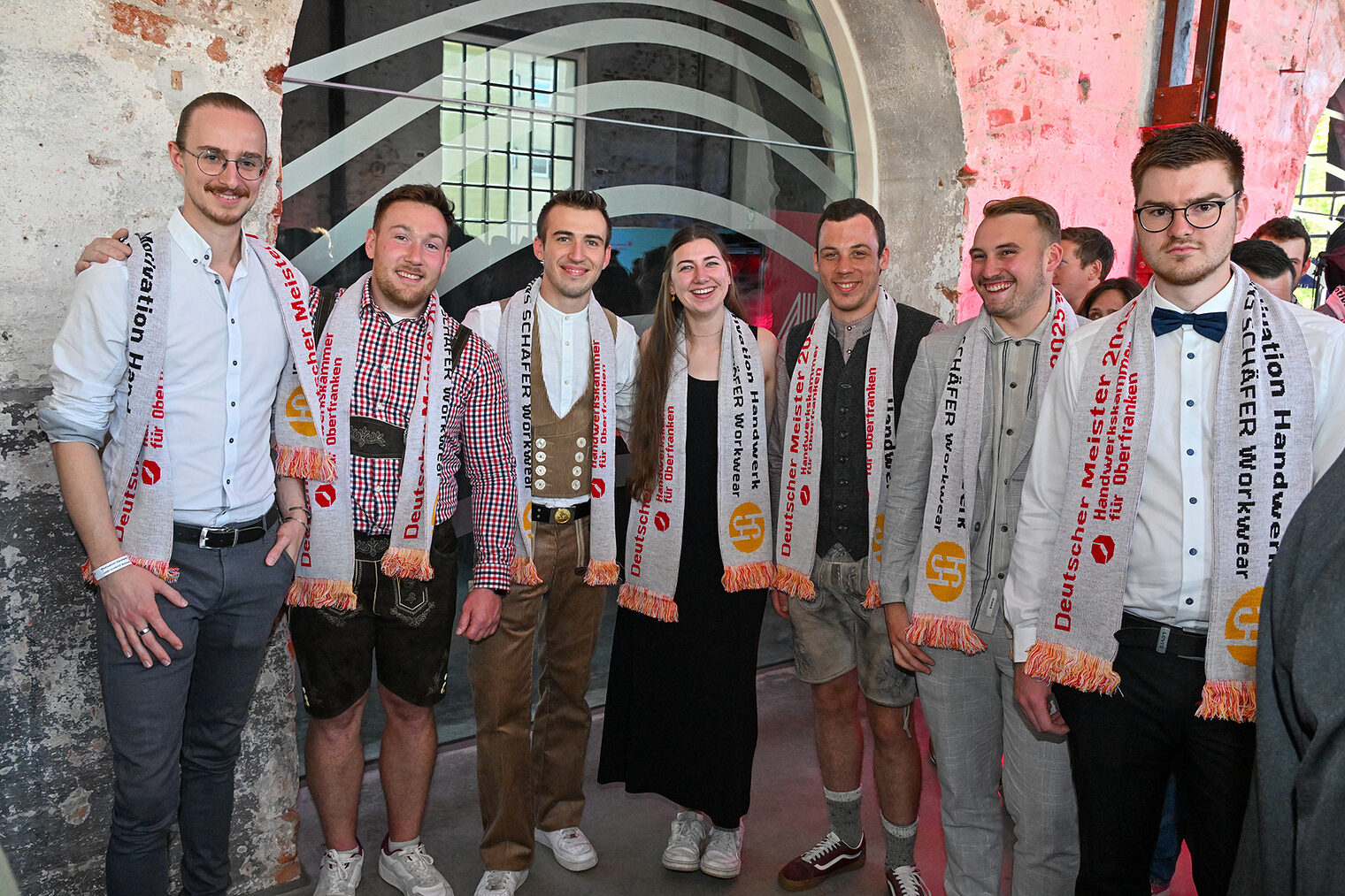 Eine Gruppe von Meistern und Freunden posiert für ein Gruppenbild. 