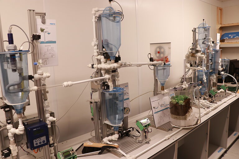Die Schwammstation für Studierende an der Hochschule Hof mit Regenwasserfiltern, Bewässerungsanlagen und Abwassertank.