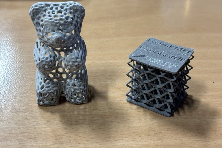 Druckerzeugnisse aus dem 3-D-Druck mit einem Bären und einem Stützgewebe