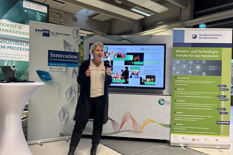 Dr. Petra Beermann spricht im Keylab Additive Innovationen der Uni Bayreuth in ein Mikrofon.