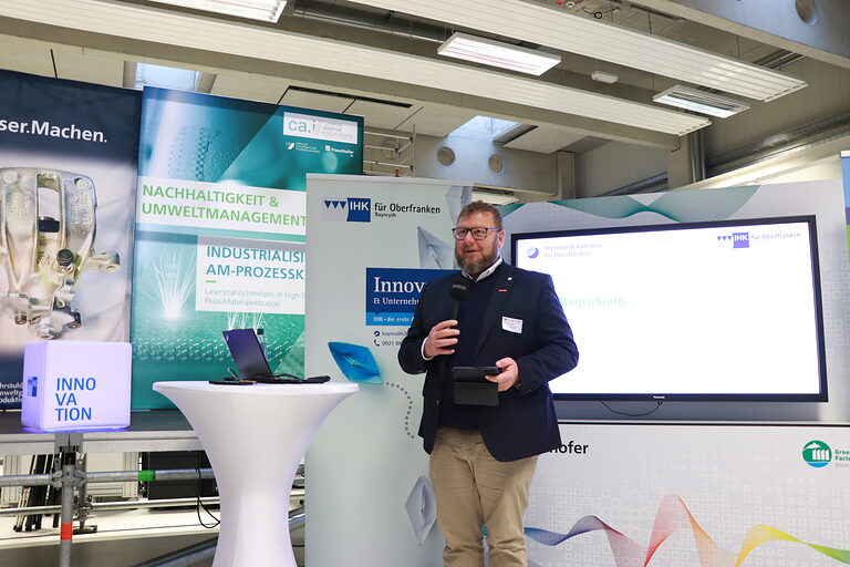 Karl-Michael Hopf spricht im Keylab Additive Innovationen der Universität Bayreuth in ein Mikrofon.