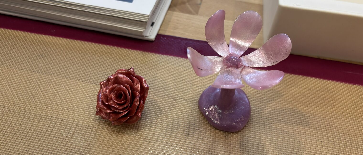 Detailaufnahme von Dekoblüten aus Zucker 