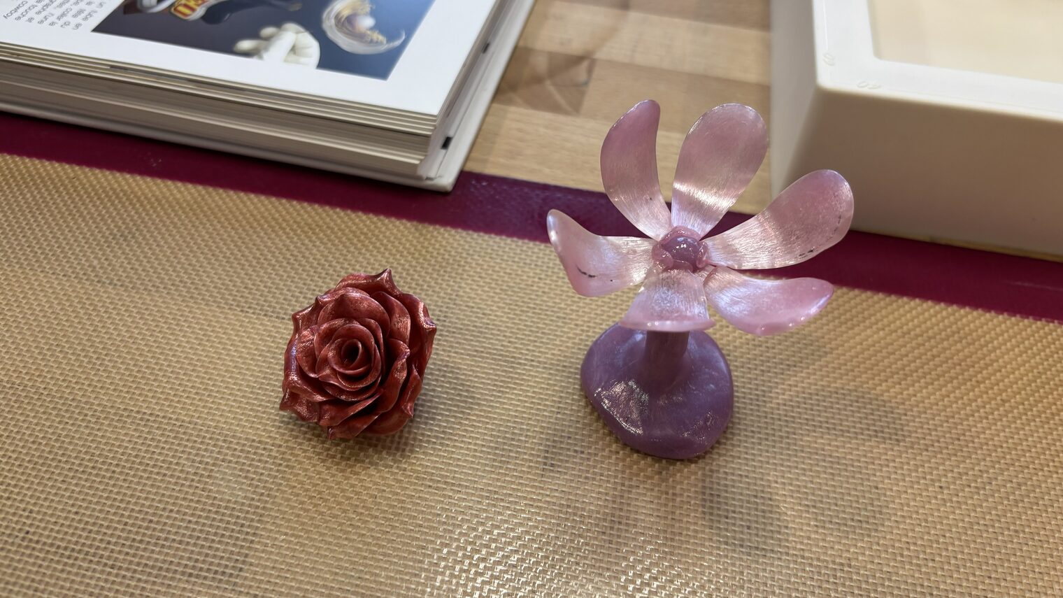 Detailaufnahme von Dekoblüten aus Zucker 