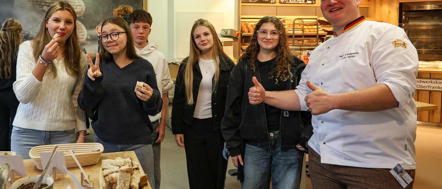 Schüler/innen und Schüler freuen sich an der Backstation auf der Berufsmesse.