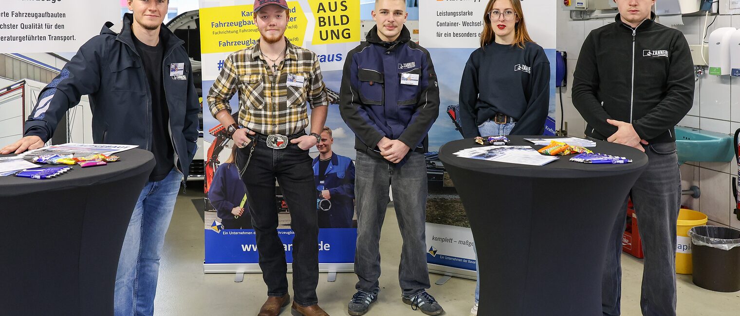 Das Team von Zanner Fahrzeugbau steht an ihrem Stand.