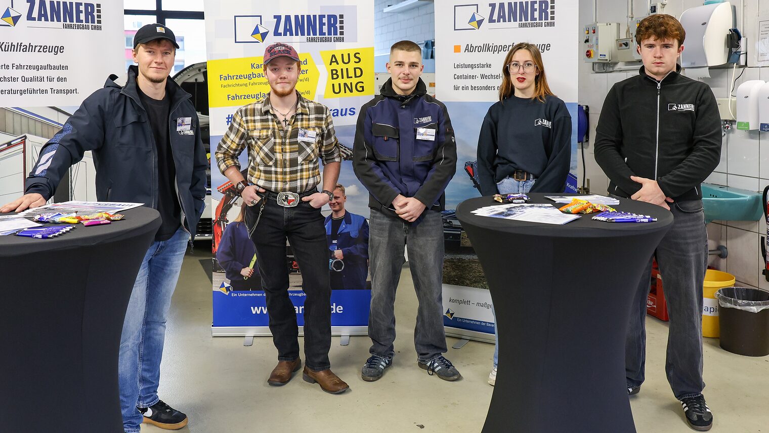 Das Team von Zanner Fahrzeugbau steht an ihrem Stand.
