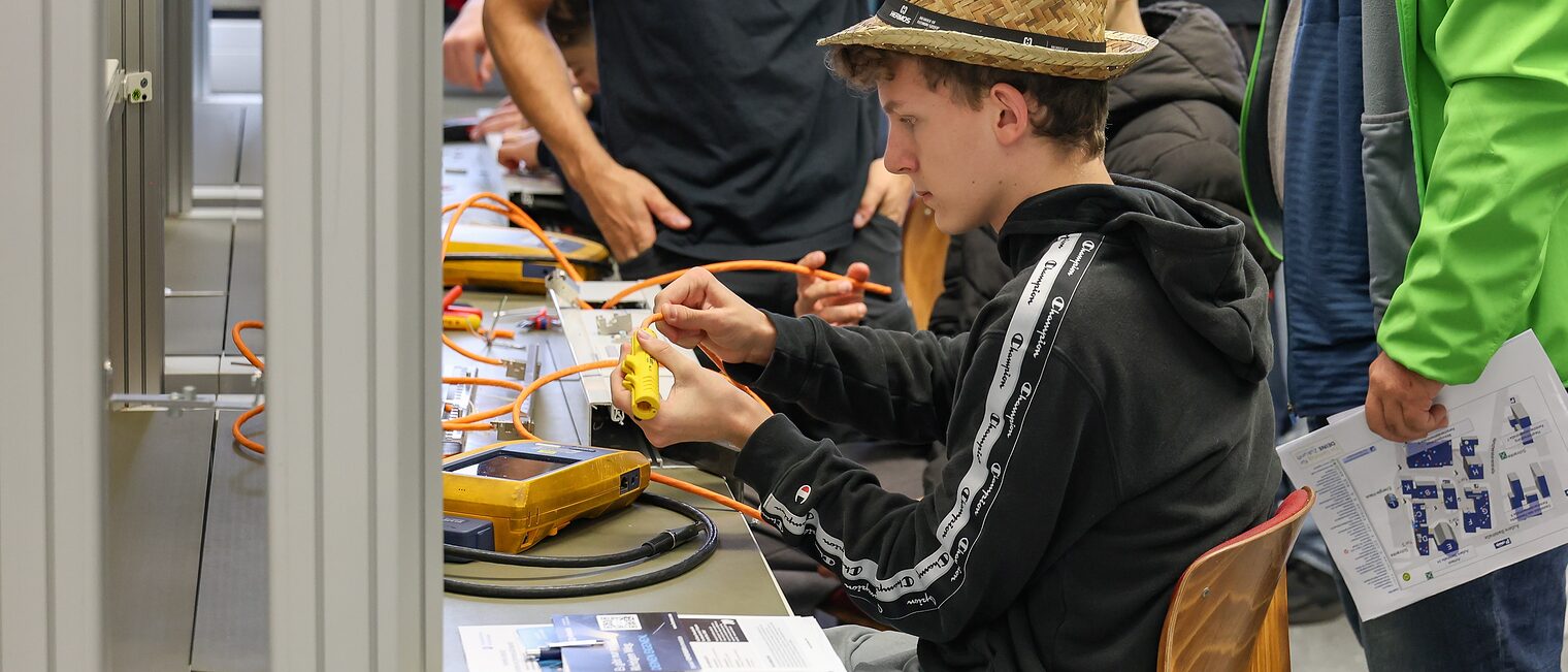 Ein Jugendlicher verkabelt einen Schaltkreis.