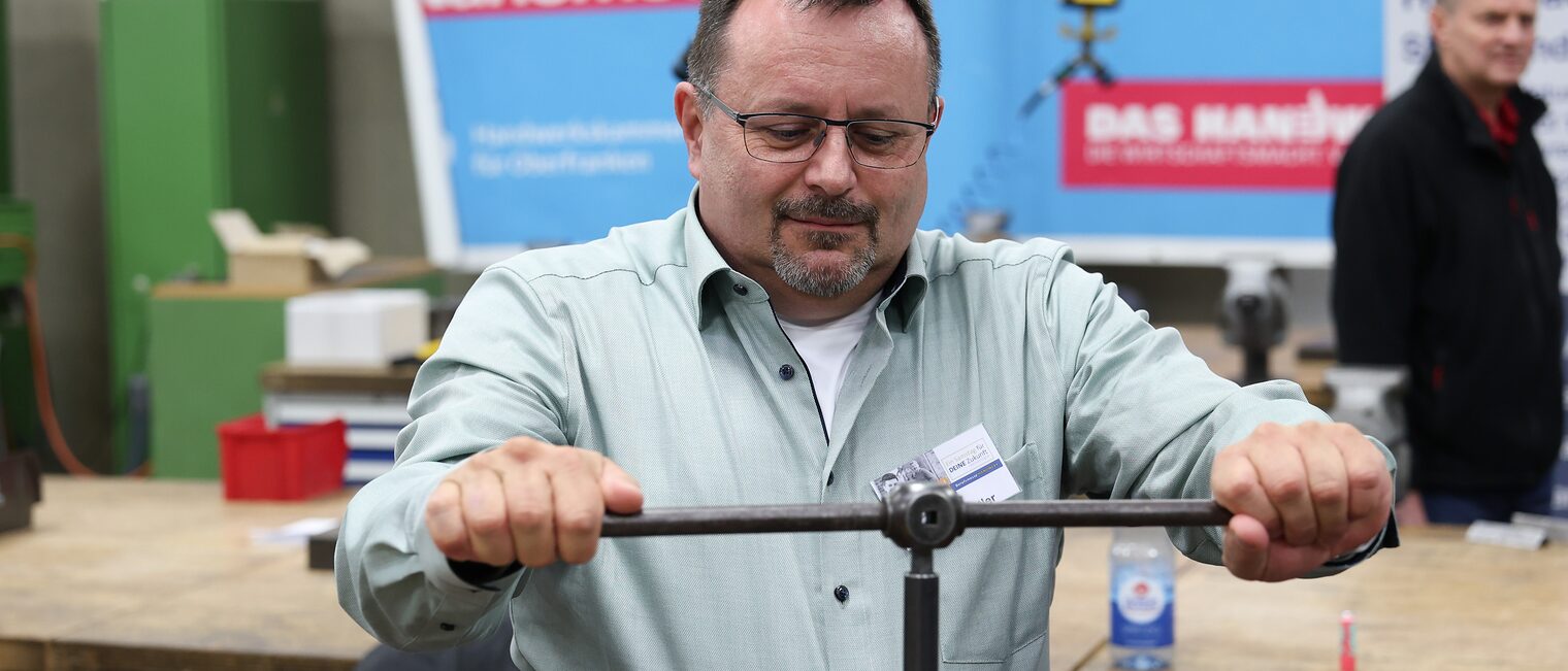 Harald Sattler benutzt eine Gewindestange.