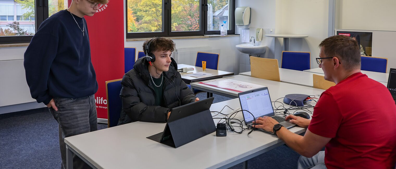 Ein Jugendlicher macht einen Hörtest auf der Berufsmesse.