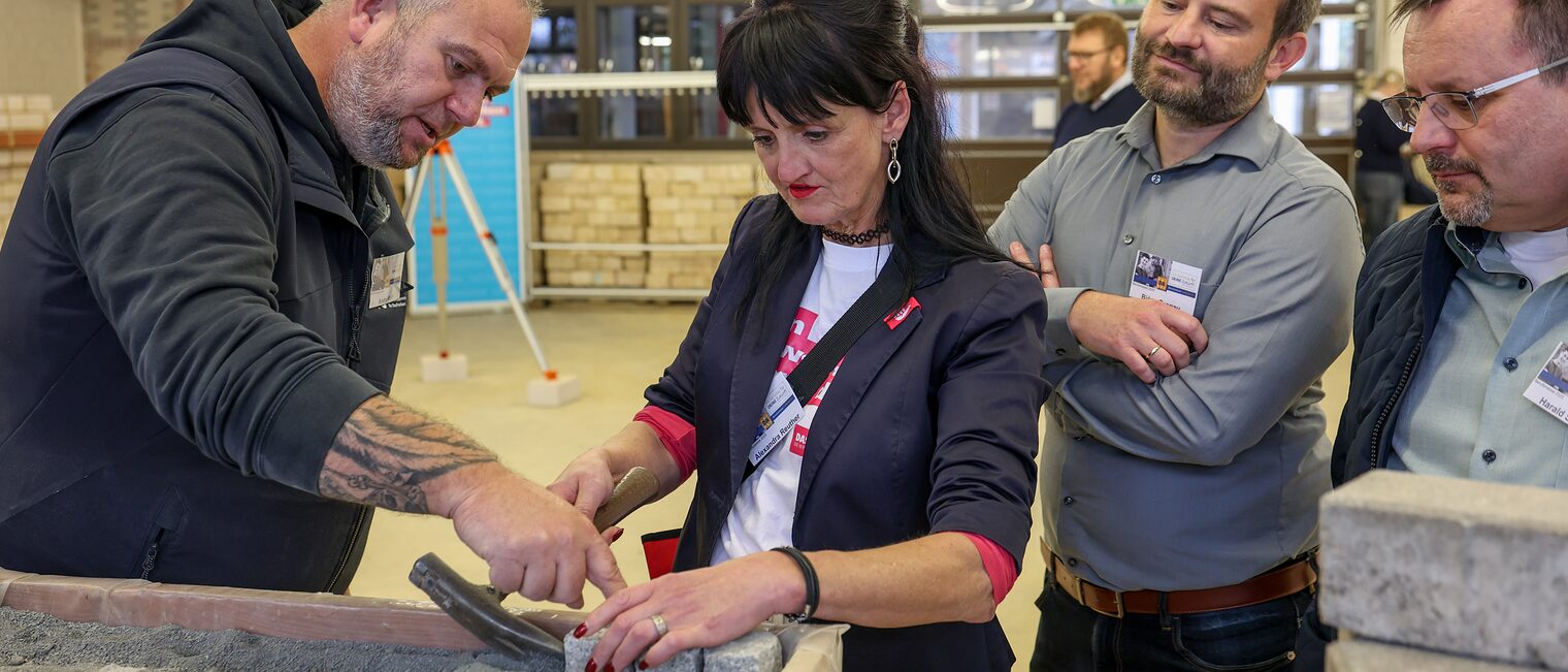 Ein Jugendlicher schweißt ein zwei Metallrohre zusammen.