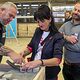 Ein Jugendlicher schweißt ein zwei Metallrohre zusammen.