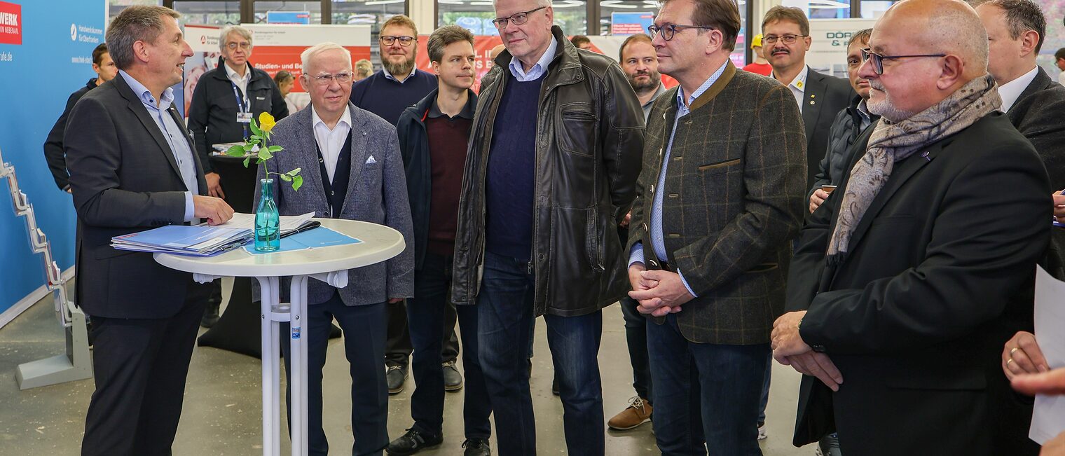 Die Ehrengäste auf der Berufsmesse hören HWK -Geschäftsführer Rainer Beck zu.