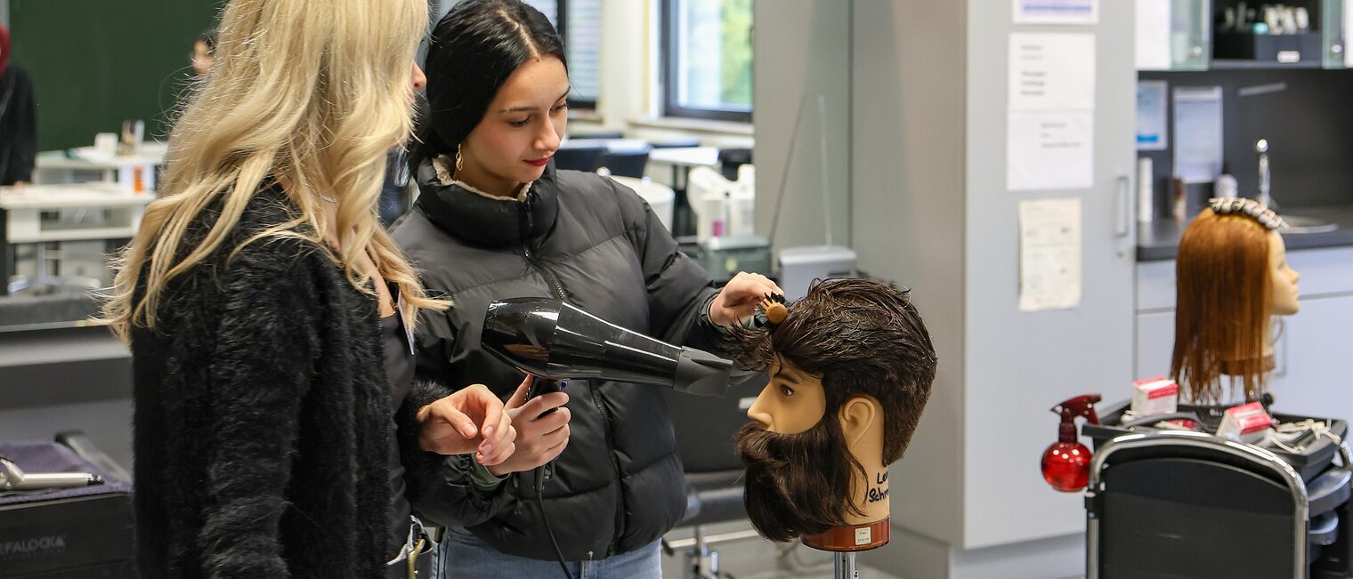 Die Ehrengäste auf der Berufsmesse hören HWK -Geschäftsführer Rainer Beck zu.
