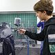 Ein Jugendlicher klemmt ein Industriekabel ab.
