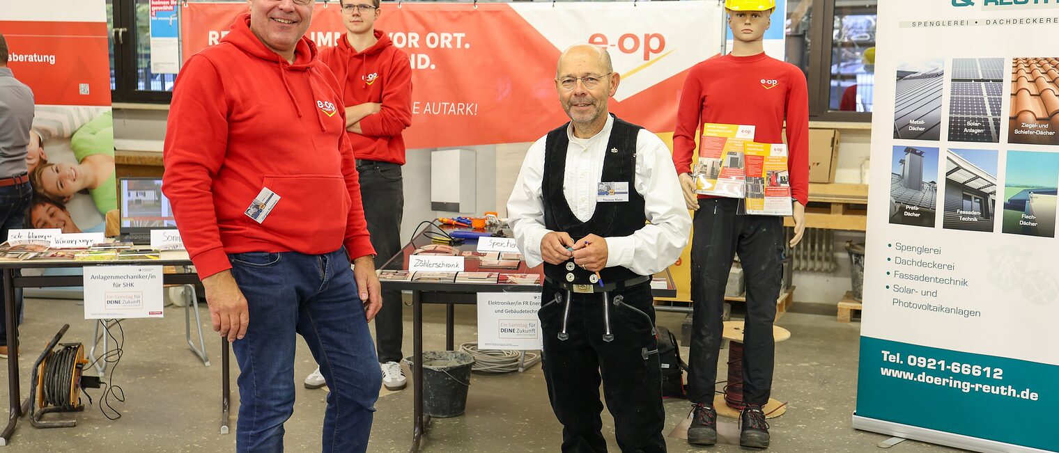 Das Team von e-op steht an seinem Stand auf der Berufsmesse.