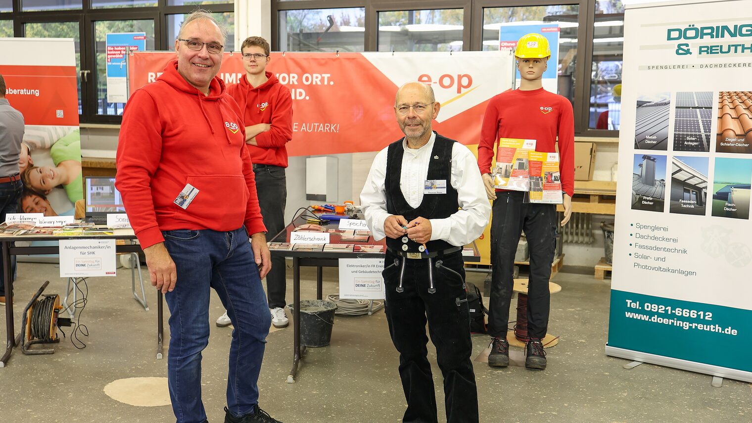 Das Team von e-op steht an seinem Stand auf der Berufsmesse.