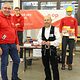Das Team von e-op steht an seinem Stand auf der Berufsmesse.