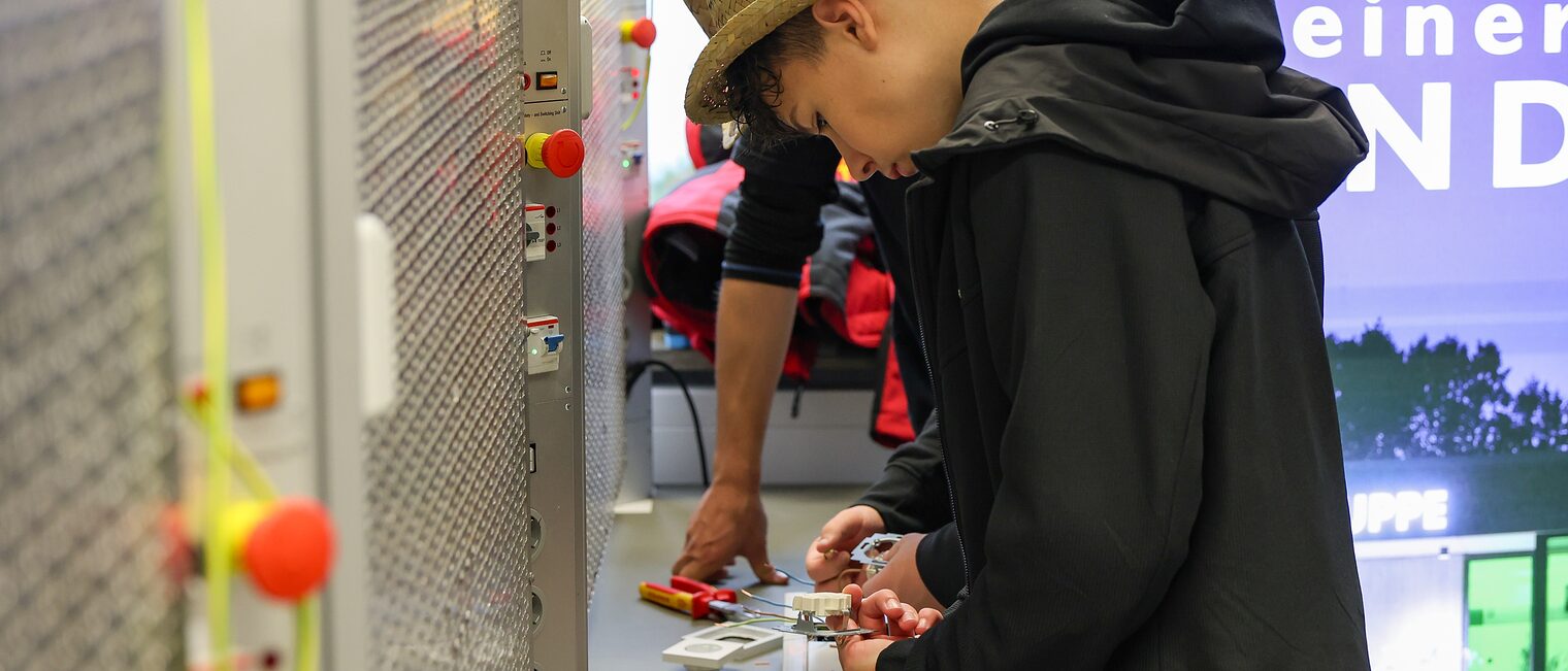 Ein Jugendlicher baut einen Schaltkreis zusammen.