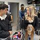 Friseurmeisterin Fenja Garrett zeigt einen Jugendlichen an einer Modellpuppe, wie er Locken wickelt.