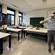 Stefan Kolb trägt eine VR-Brille und zeigt das Verkabeln eines Verteilerkastens am Bildschirm.