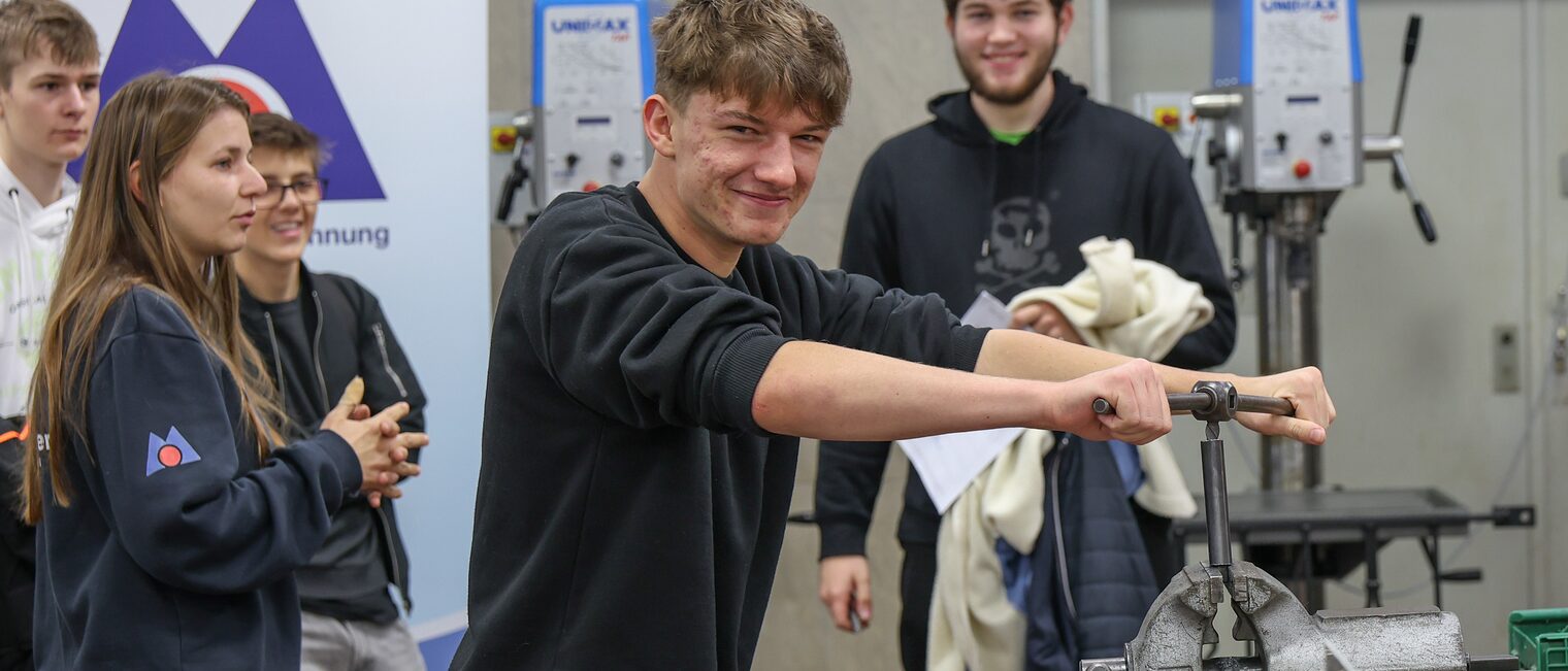 Die Ehrengäste betrachten ein Modell des Wärme- und Kälteleitsystems des Eisstadions und Stadtbades.