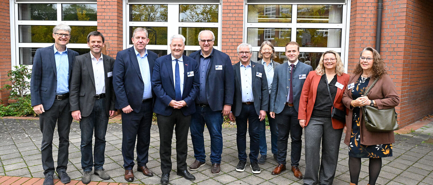 Gruppenfoto der Ehrengäste aus Politik, Handwerk und Schulen.