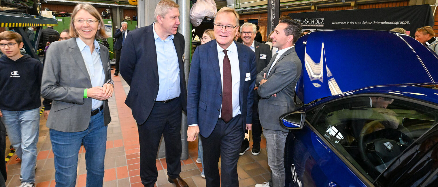 Die Ehrengäste der Berufsmesse Bamberg sehen sich Übungsfahrzeuge an.