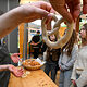 Jugendliche formen mit den Händen Teig zu Bretzeln.