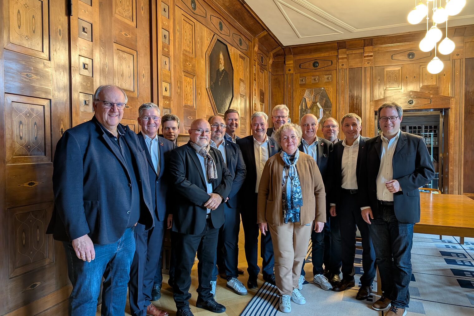 Gruppenbild der Vertreter der französischen Partnerkammer mit HWK-Präsident Matthias Graßmann, HWK-Hauptgeschäftsführer Reinhard Bauer, Christian Herpich, Regierungspräsident Florian Luderschmid und HWK-Geschäftsführer Rainer Beck