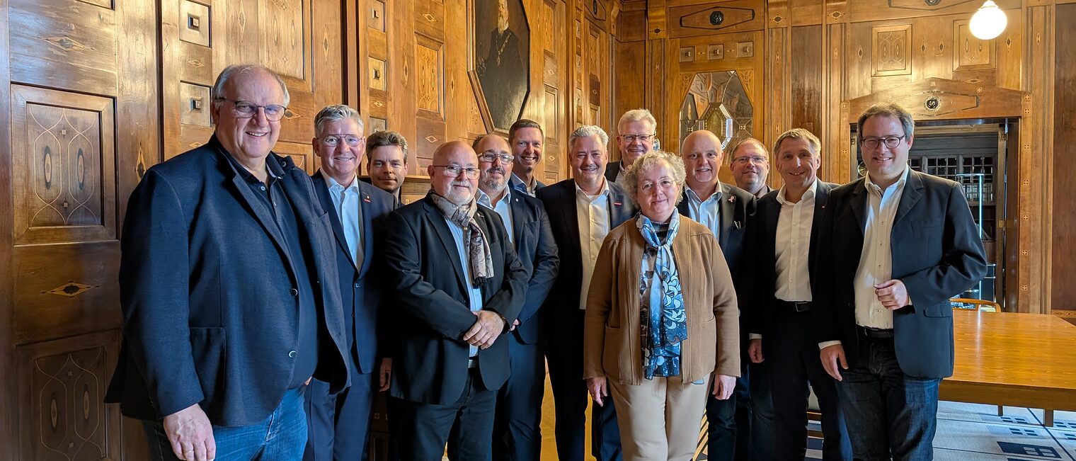 Gruppenbild der Vertreter der französischen Partnerkammer mit HWK-Präsident Matthias Graßmann, HWK-Hauptgeschäftsführer Reinhard Bauer, Christian Herpich, Regierungspräsident Florian Luderschmid und HWK-Geschäftsführer Rainer Beck