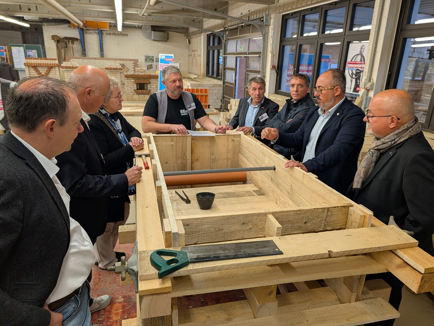 Die Vertreter der Partnerkammer CMA unterhalten sich auf der Berufsmesse Bayreuth mit einem Schreinermeister.