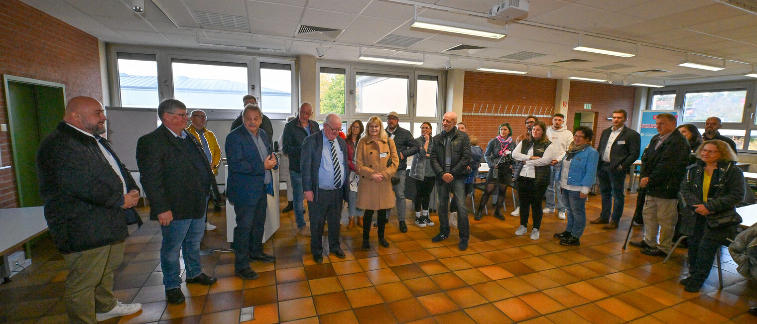 Die Ehrengäste der Berufsmesse Coburg lauschen einem Vortrag.