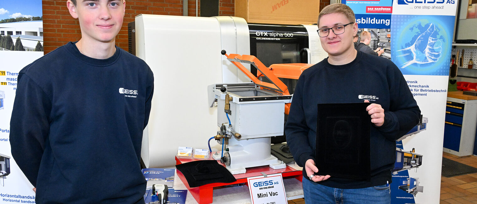 Das Team der Geiss AG auf der Berufsmesse steht an seinem Stand mit dem Mini Vac.