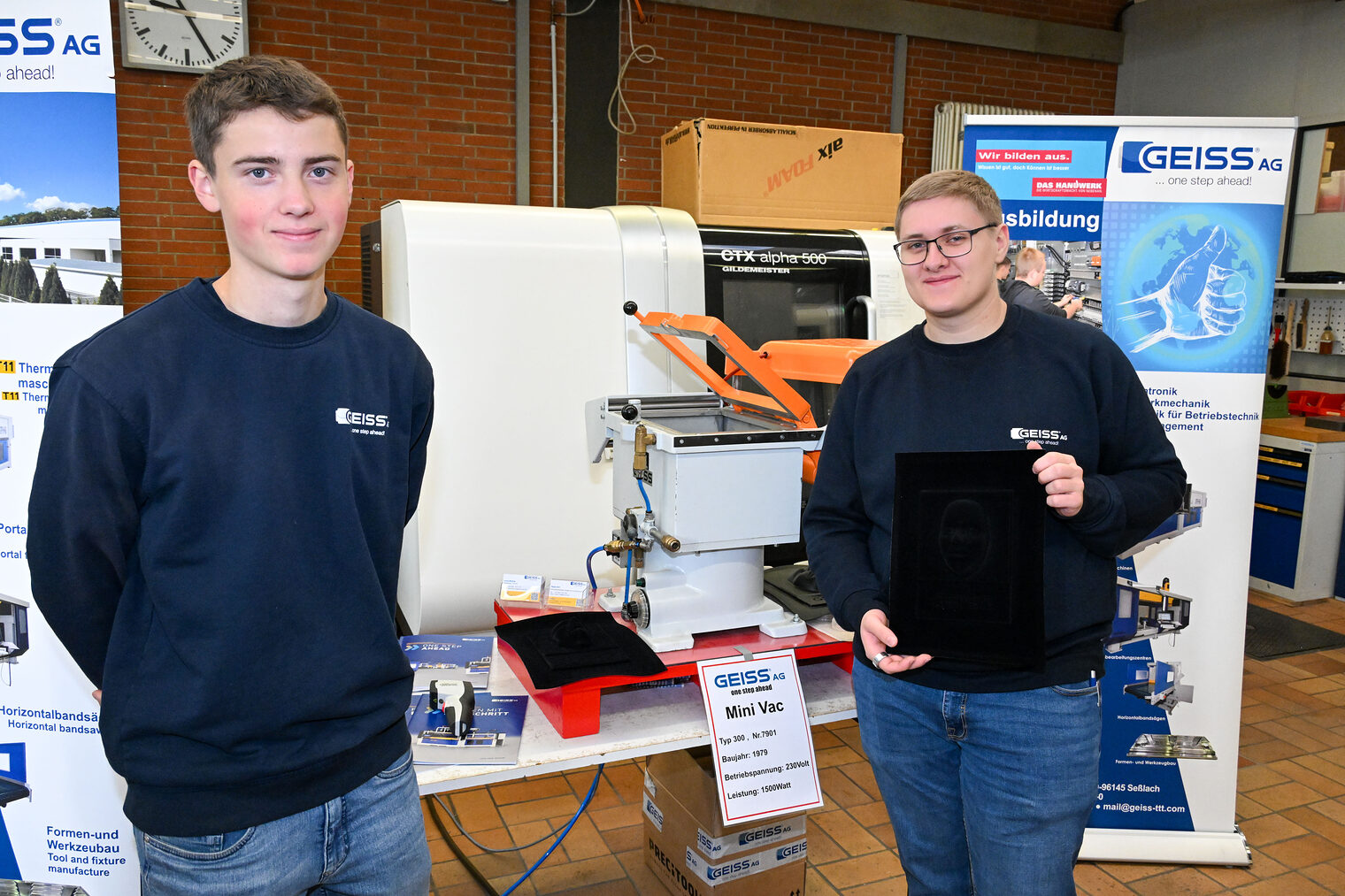 Das Team der Geiss AG auf der Berufsmesse steht an seinem Stand mit dem Mini Vac.